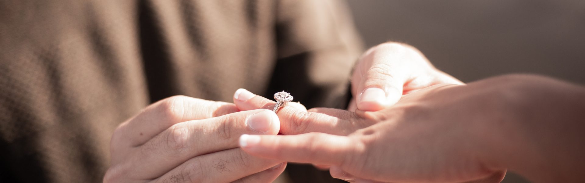 Jak zmierzyć pierścionek zaręczynowy?
