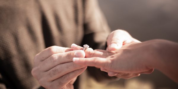 Jak zmierzyć pierścionek zaręczynowy?