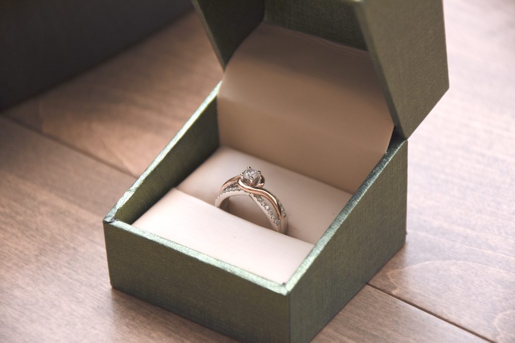 Jak dobrać pierścionek zaręczynowy do palca?
