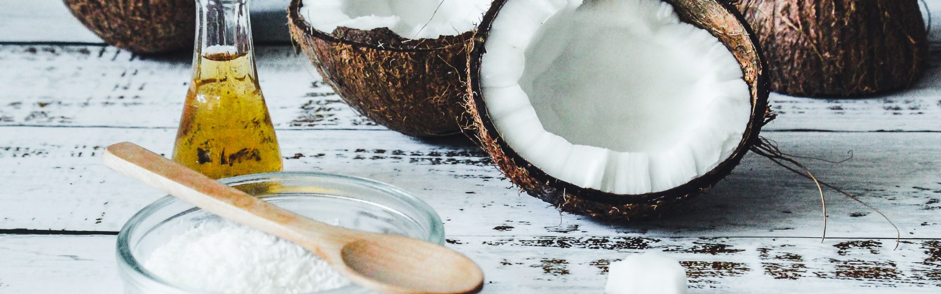 Olej kokosowy na włosy: odkrywanie korzyści i mitów