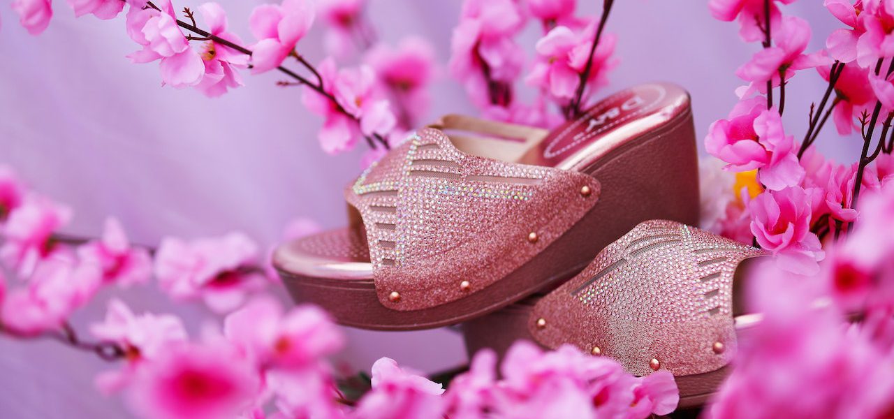 Jakie buty do różowej sukienki